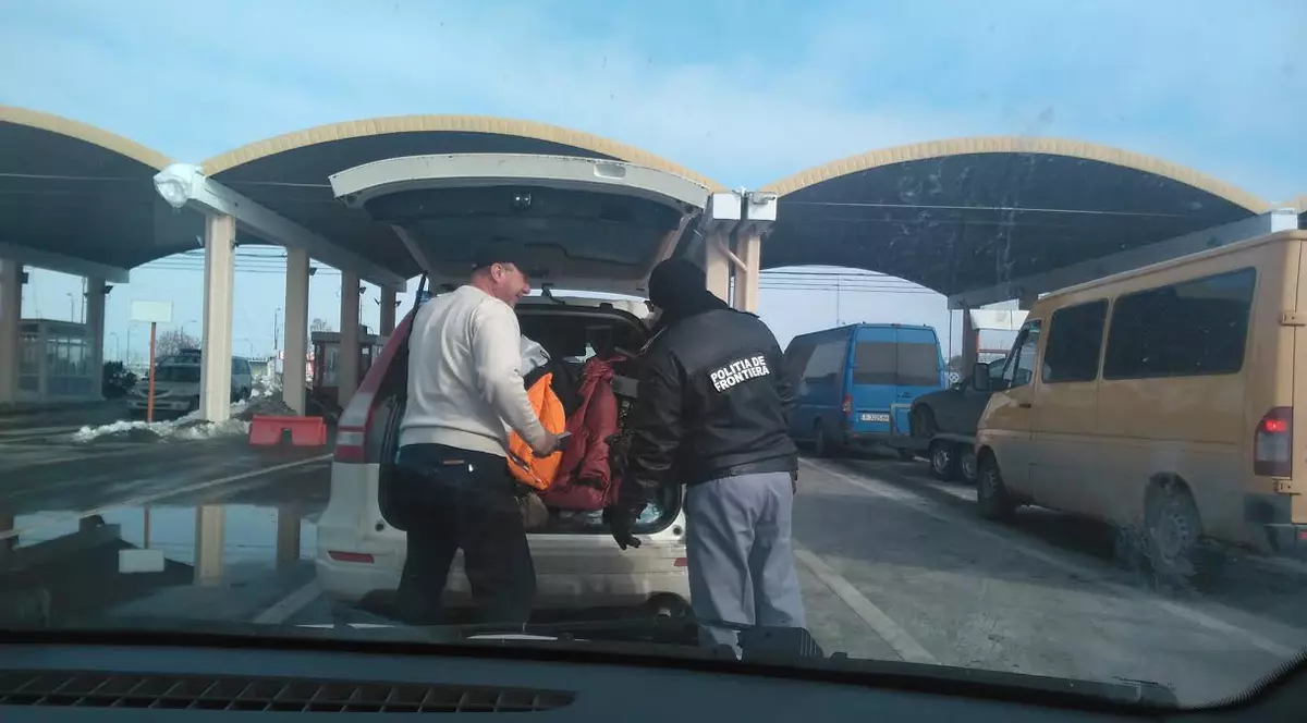 EXCLUSIV /  Vameşii români caută imigranţi pitici în portbagaje. La granița dintre România și Bulgaria, turiştii încep să râdă când află ce vor poliţiştii