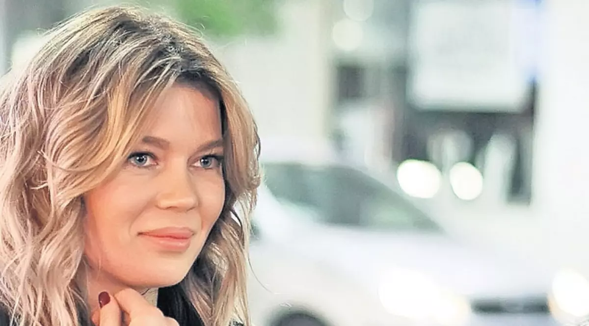 Gina Pistol, îmbrăcată într-o geacă neagră din piele, fotografiată pe stradă