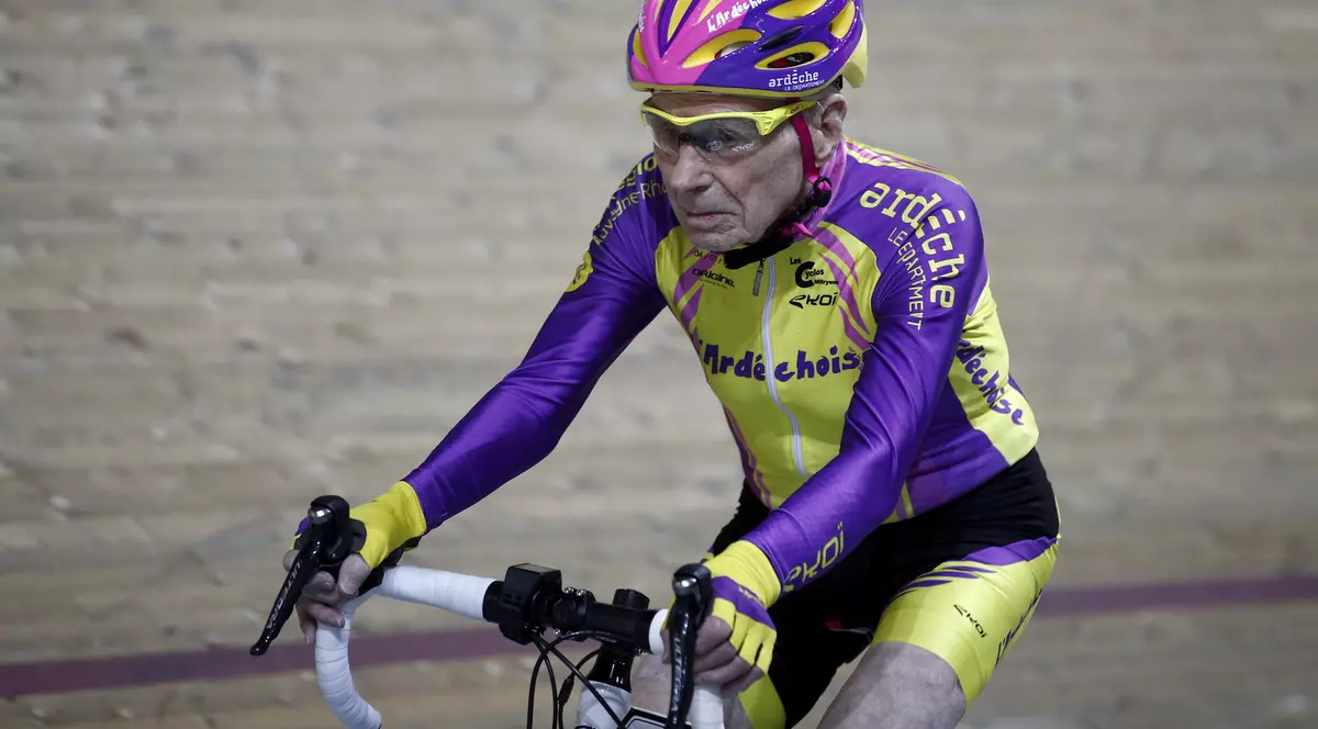 Un ciclist de 105 ani a pedalat o oră pe un velodrom