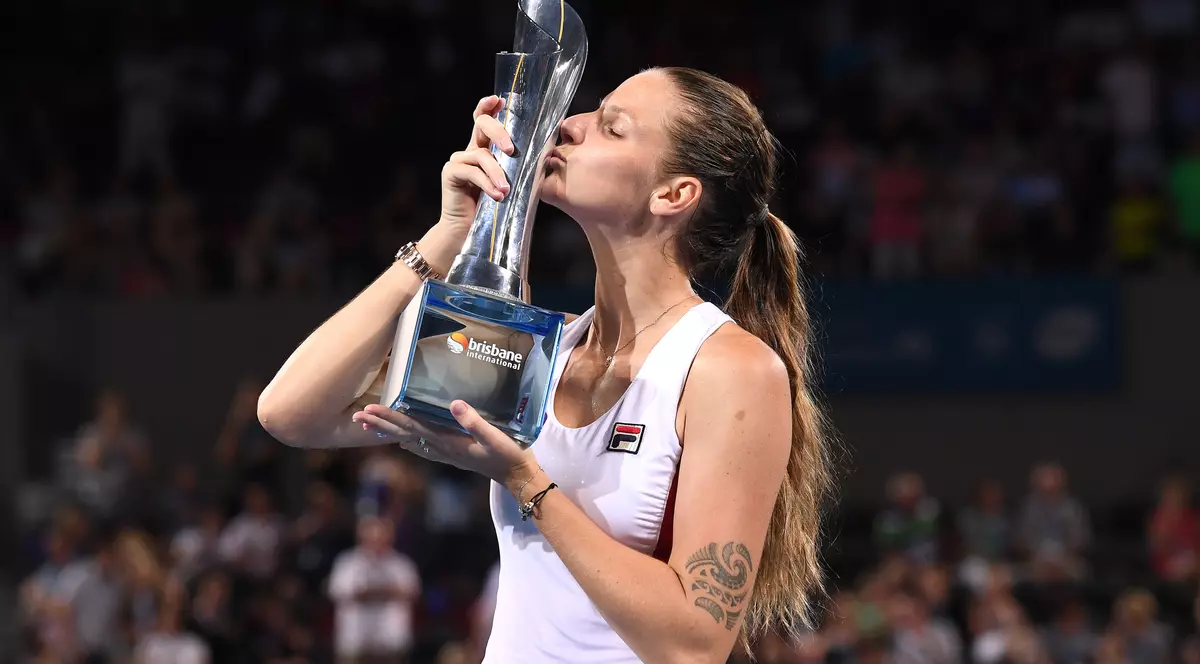 Karolina Pliskova sărută trofeul câştigat la Brisbane. (FOTO: EPA)