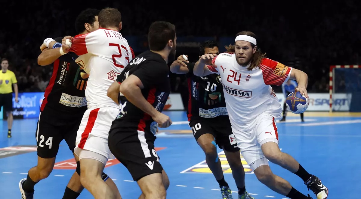 Campionatul Mondial de handbal masculin 2017, găzduit de Franța, programează luni meciurile din ziua a șasea: derby-ul zilei este meciul Danemarca - Suedia. La minge, danezul Mikkel Hansen