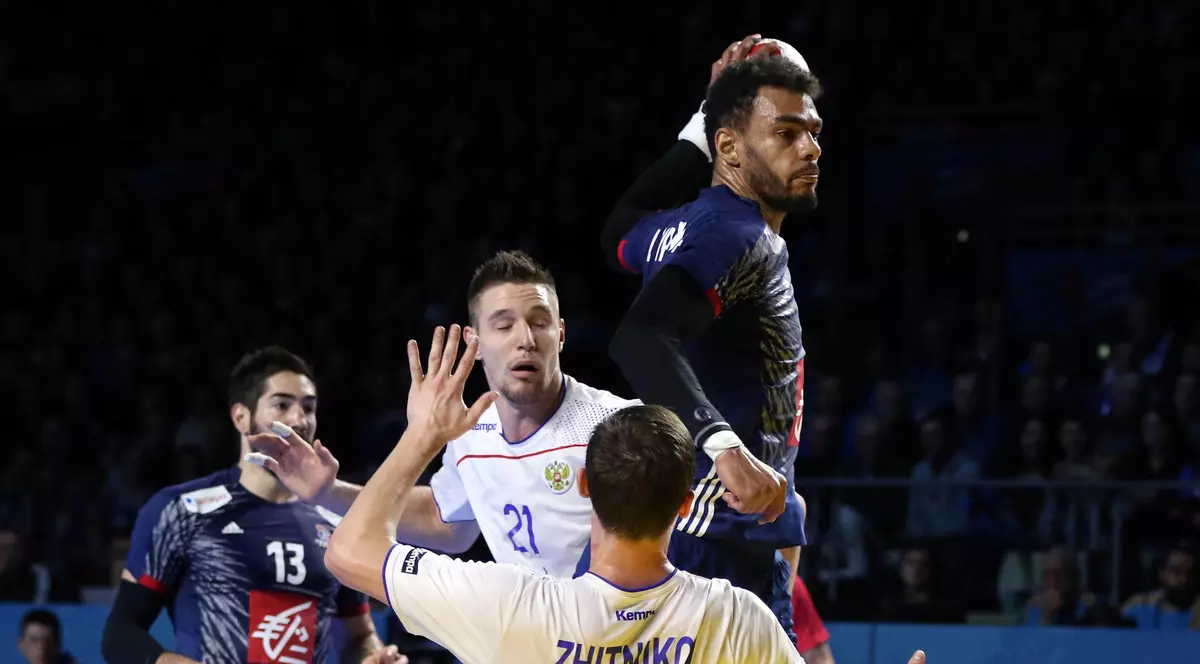 Franța, cu Dipanda în albastru, a surclasat Rusia. Ce chipe calificate în optimile Campionatului de handbal masculin 2017