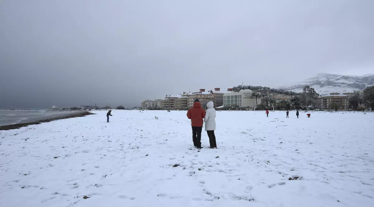 Ninsori neobișnuite în Spania. Plajele au fost acoperite cu zăpadă | FOTO & VIDEO