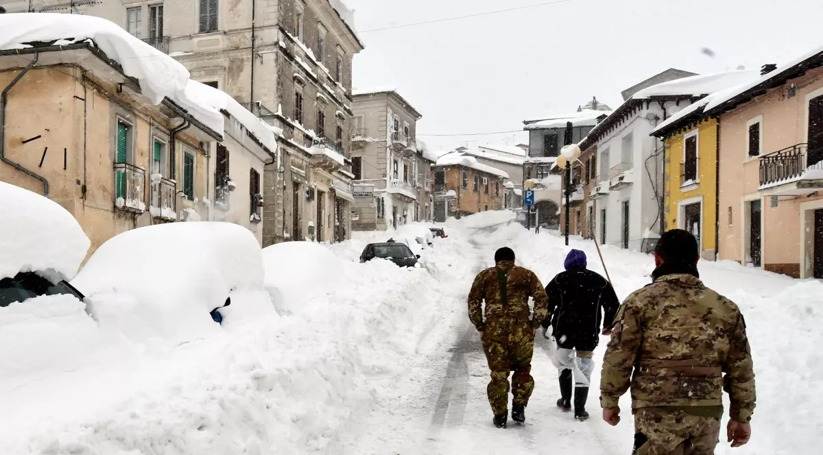 UPDATE | Patru cutremure au zguduit centrul Italiei. Un hotel, plin de turiști a fost îngropat de o avalanșă, în urma seismelor. 30 de oameni sunt prinși sub dărâmături