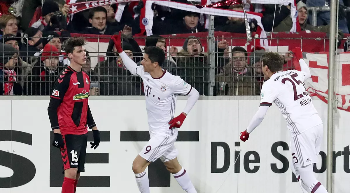 Robert Lewandowski (în alb, în centru), atacantul lui Bayern, se bucură pentru unul dintre cele două goluri marcate în poarta lui Freiburg. (FOTO: EPA)