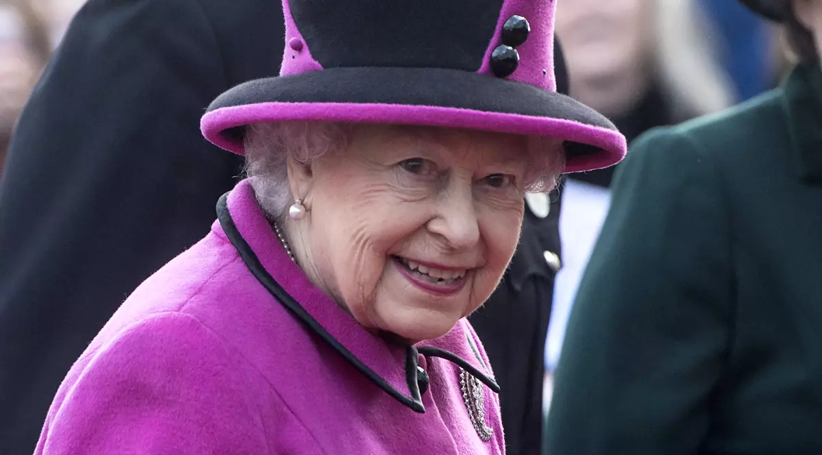 Regina Elisabeta a II-a a angajat o persoană care să-i poarte pantofii