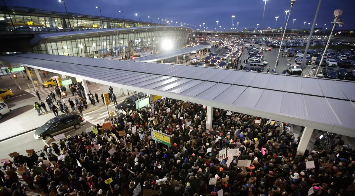 Proteste pe aeroporturile din SUA, după ce Trump a interzis accesul musulmanilor din șapte țări | FOTO