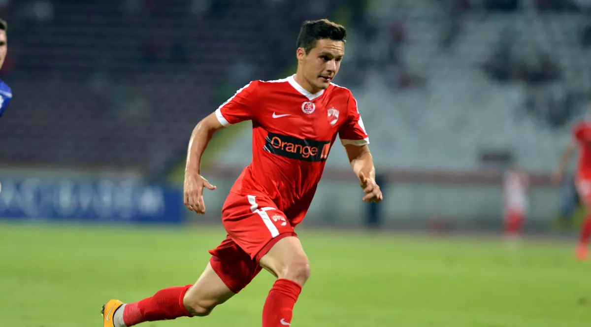 Antun Palic conduce mingea, în timpul unui meci disputat de Dinamo. (FOTO: HEPTA)