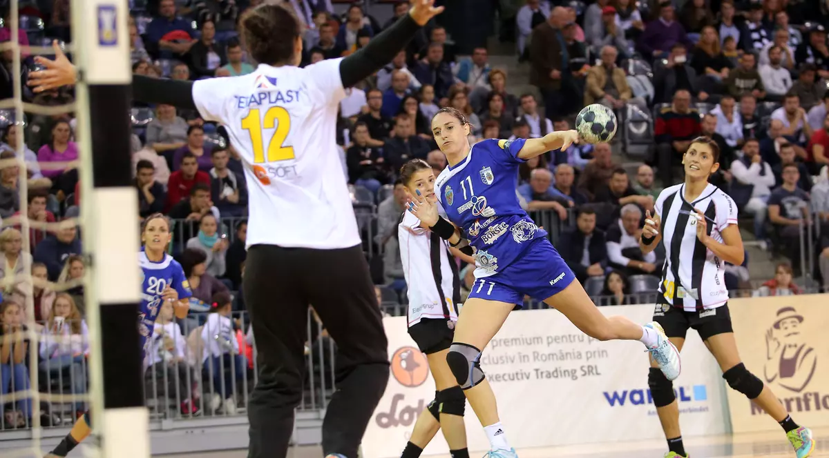 Camille Ayglon (în albastru), handbalista lui CSM Bucureşti, încearcă să marcheze într-un meci cu Universitatea Cluj. (FOTO: HEPTA)