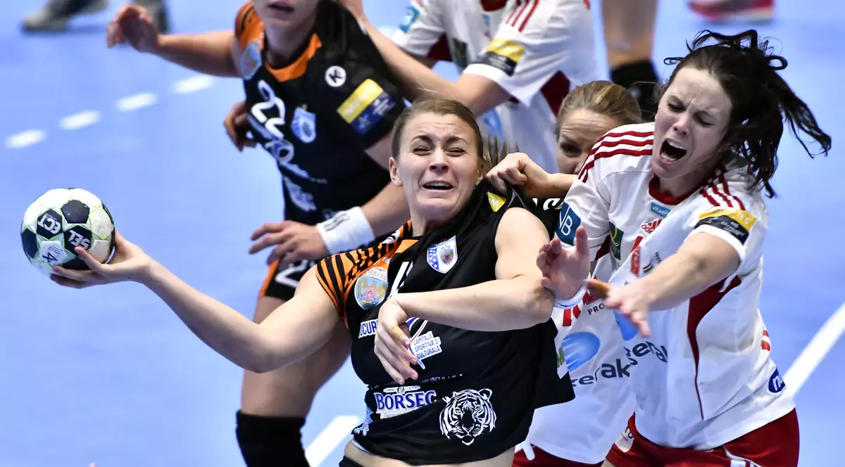 Isabelle Gullden (în tricou negru) a marcat 6 goluri pentru CSM București în meciul cu Larvik (26-26), din prima etapă fazei grupelor principale a Ligii Campionilor la handbal feminin, ediția 2016-2017. (FOTO: HEPTA)