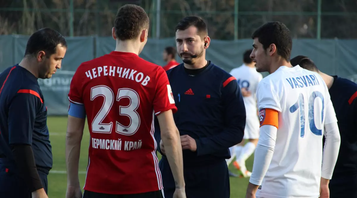 Prima reacție a lui Dan Petre legată de scandalul arbitrilor deghizați de la amicalele din Cipru și din Turcia. Dan Petre (centru) și Grigorașcu (stânga), la meciul FC Botoșani - Amkar