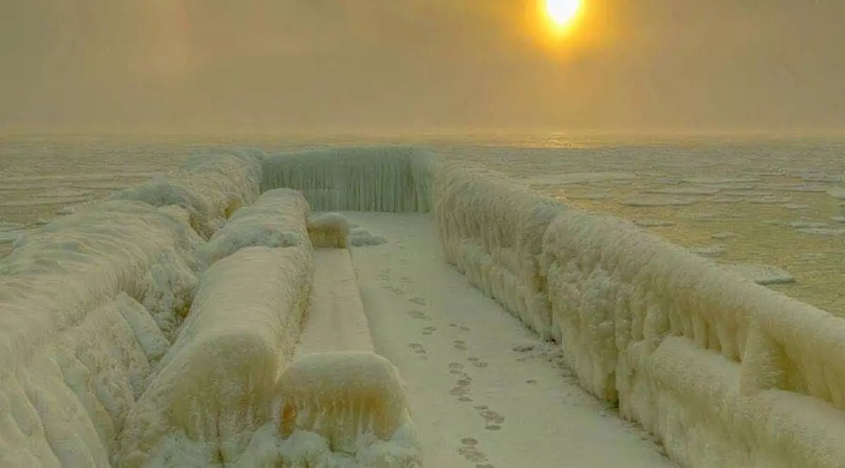 Gerul a picat tablouri de gheață la malul mării