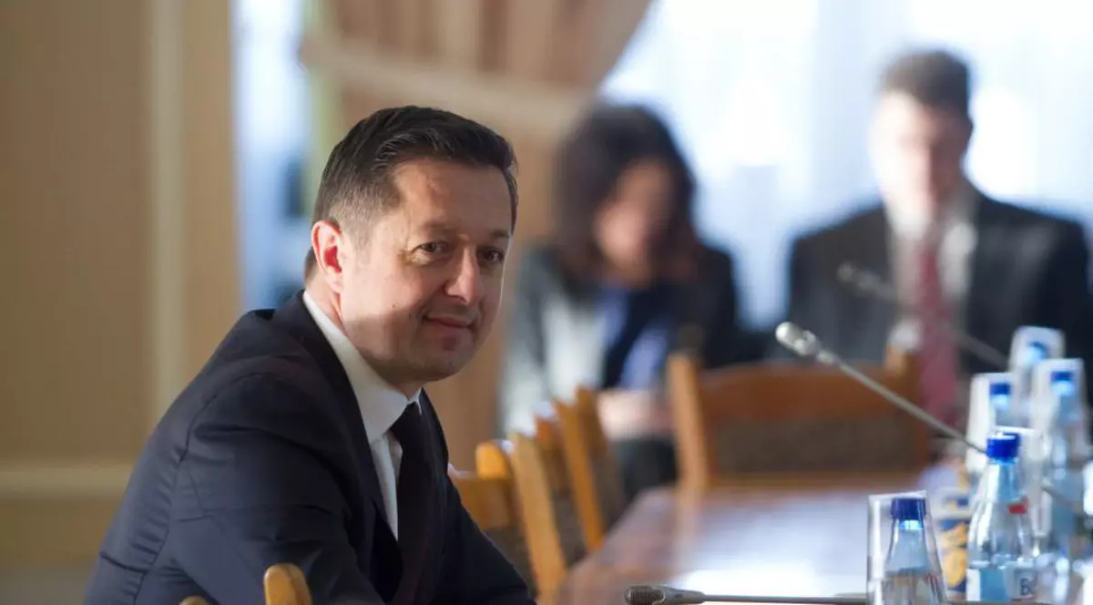 O instanță a decis: ANPC a intervenit în favoarea băncilor, împiedicându-și angajații să le controleze. Direct vizat, senatorul PSD Marius Dunca face apel. Marius Dunca în costum la o masă