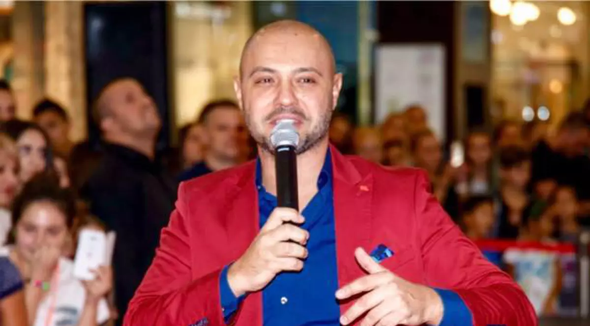 Mihai Mitoșeru vorbește la microfon la un eveniment monden
