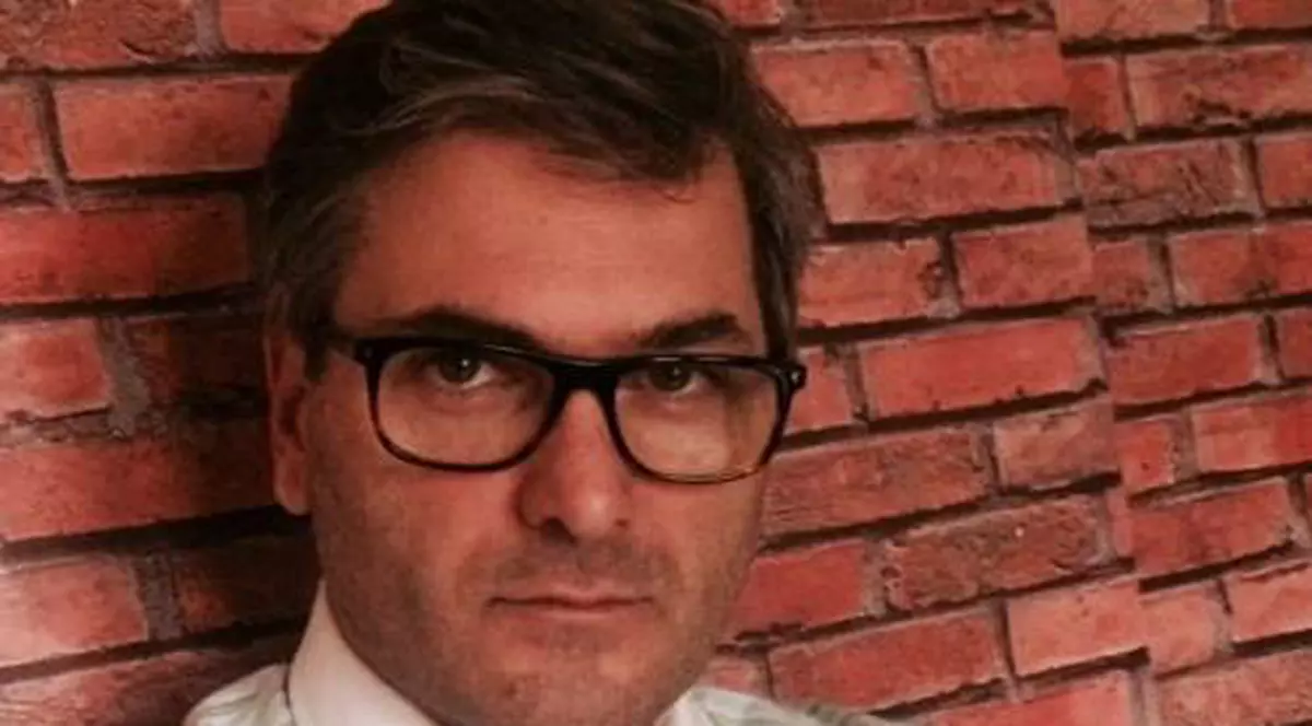 Mircea Radu îngheață de frig în studiou. Înfofolit la repetiții