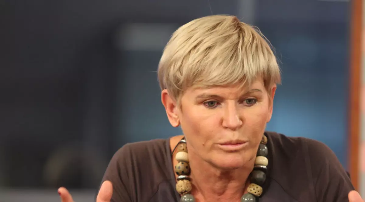 Monica tatoiu gesticulează în platoul unei emisiuni tv