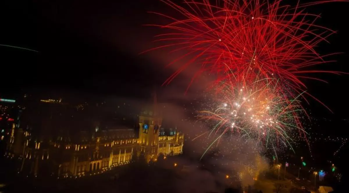 Revelion în aer liber la Iași: rămân artificiile, spectacolul cu drone și lasere doar „dacă vremea va permite”