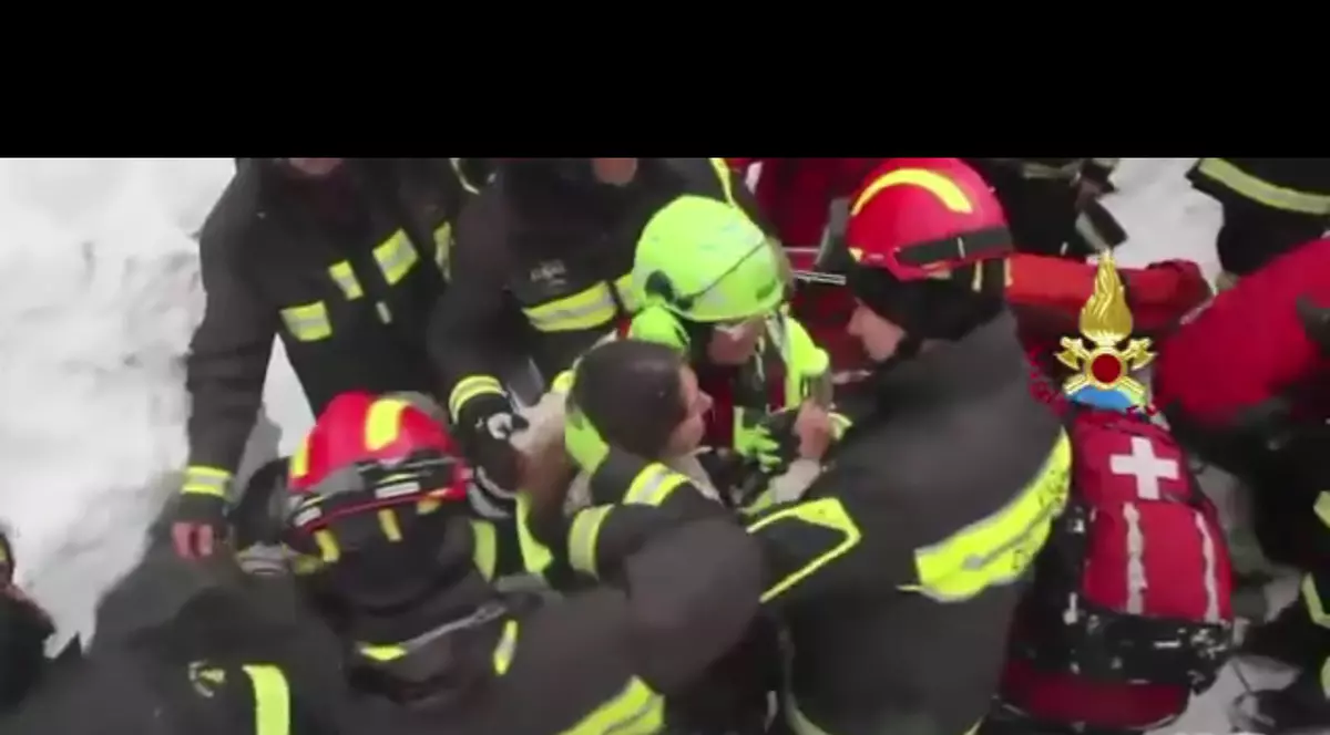 Primele imagini cu românca, salvată de sub dărâmăturile hotelului, distrus de avalanșă