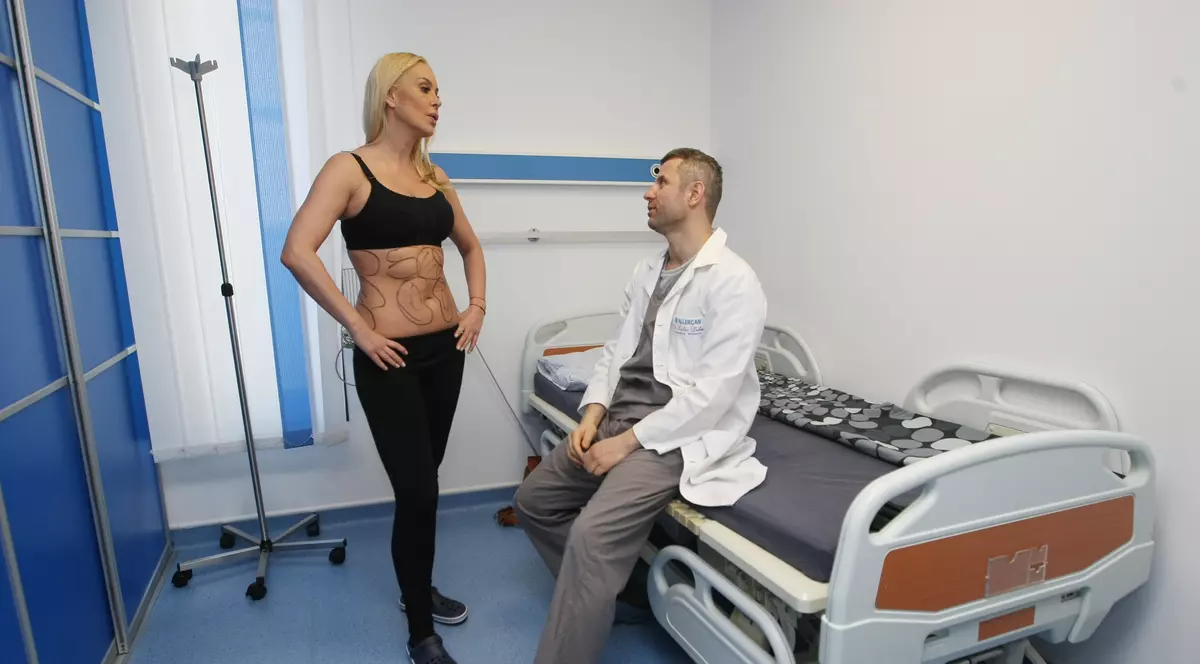 FOTO EXCLUSIV/ Cum arată fundul Vicăi Blochina după ce i-au fost injectate 5kg de grăsime!