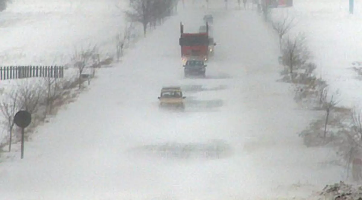 Drumuri inchise din cauza ninsorii și viscolului.