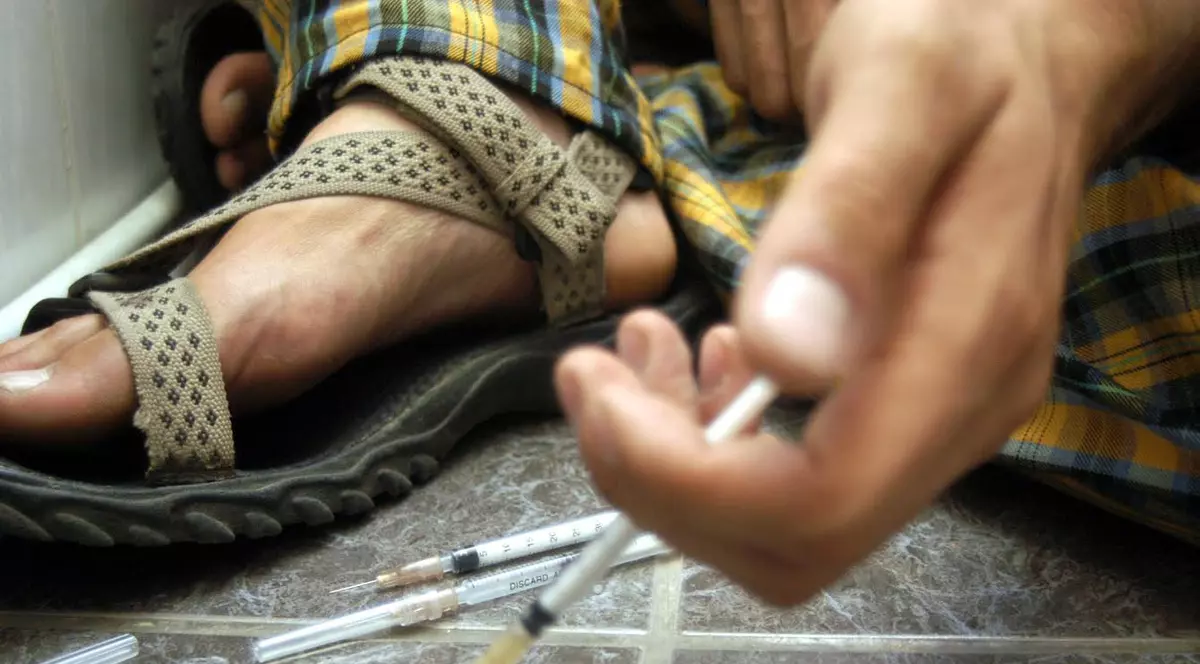 Consumul de droguri în România. Orășenii cu studii superioare sunt în top. Canabisul este drogul preferat al tuturor. Heroina și cocaina aproape au dispărut