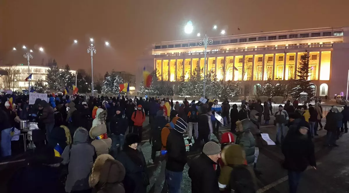 UPDATE: A 12-a zi de proteste în Piața Victoriei. Aproape 10.000 de oameni au ieșit în stradă în toată țara