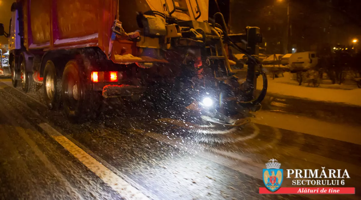 Aproape 1.000 de tone de sare și nisip împrăștiate pe străzile din Sectorul 6