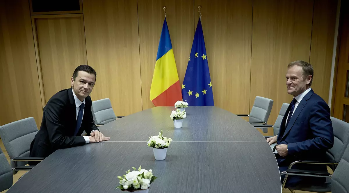 Premierul Sorin Grindeanu, la masa discuțiilor, față în față cu Donald Tusk