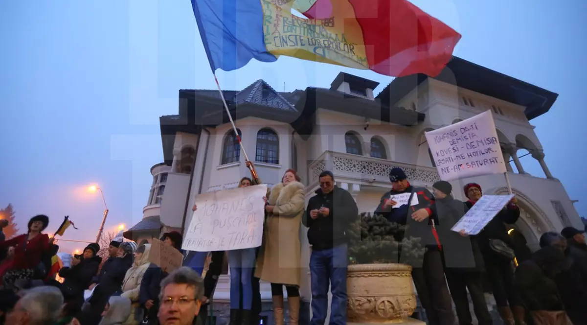 UPDATE. Protestul de la Cotroceni s-a încheiat. Mitinguri și la Râmnicu Sărat și Botoșani