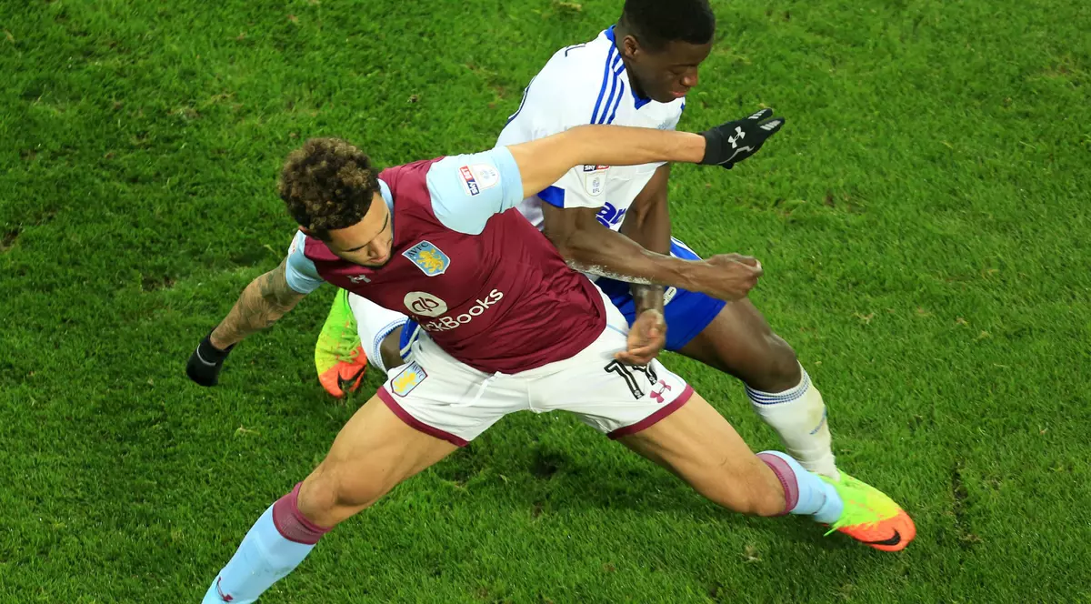 Duel în timpul unui meci de fotbal Aston Villa - Ipswich Town. (FOTO: EPA)