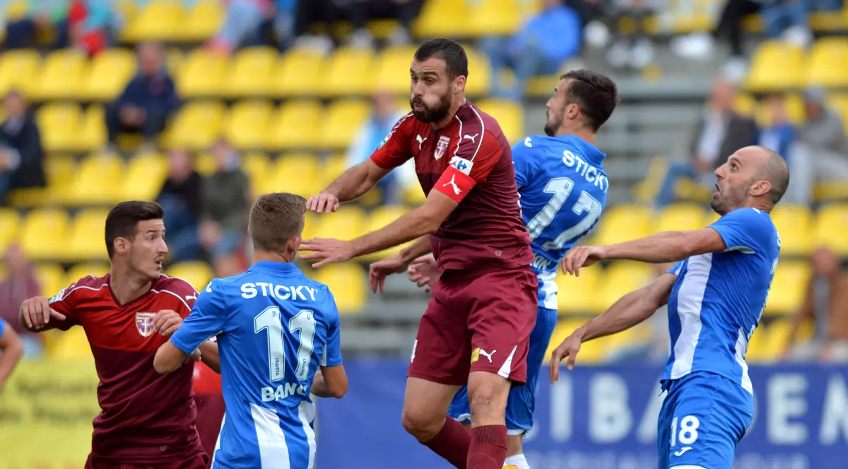 Vasile Maftei (în vișiniu) și Apostol Popov se duelează în timpul unui meci FC Voluntari - CSU Craiova din Liga 1. (FOTO: HEPTA)