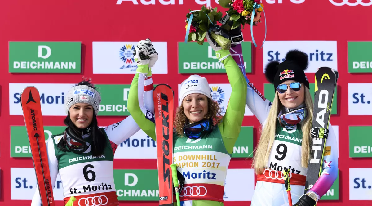 Lindsey Vonn (dreapta), pe treapta a treia a podiumului de la St Moritz. (FOTO: EPA)