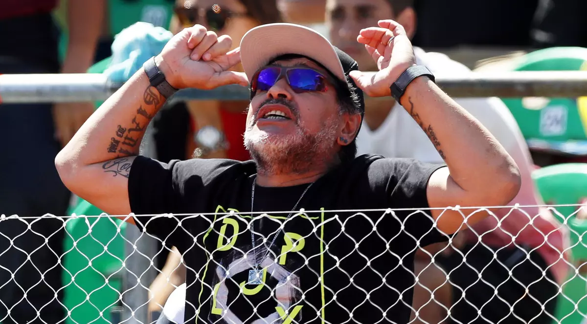 Diego Armando Maradona, manifestându-se vulcanic în timpul unui meci de tenis susținut de Argentina în Cupa Davis. (FOTO: EPA)