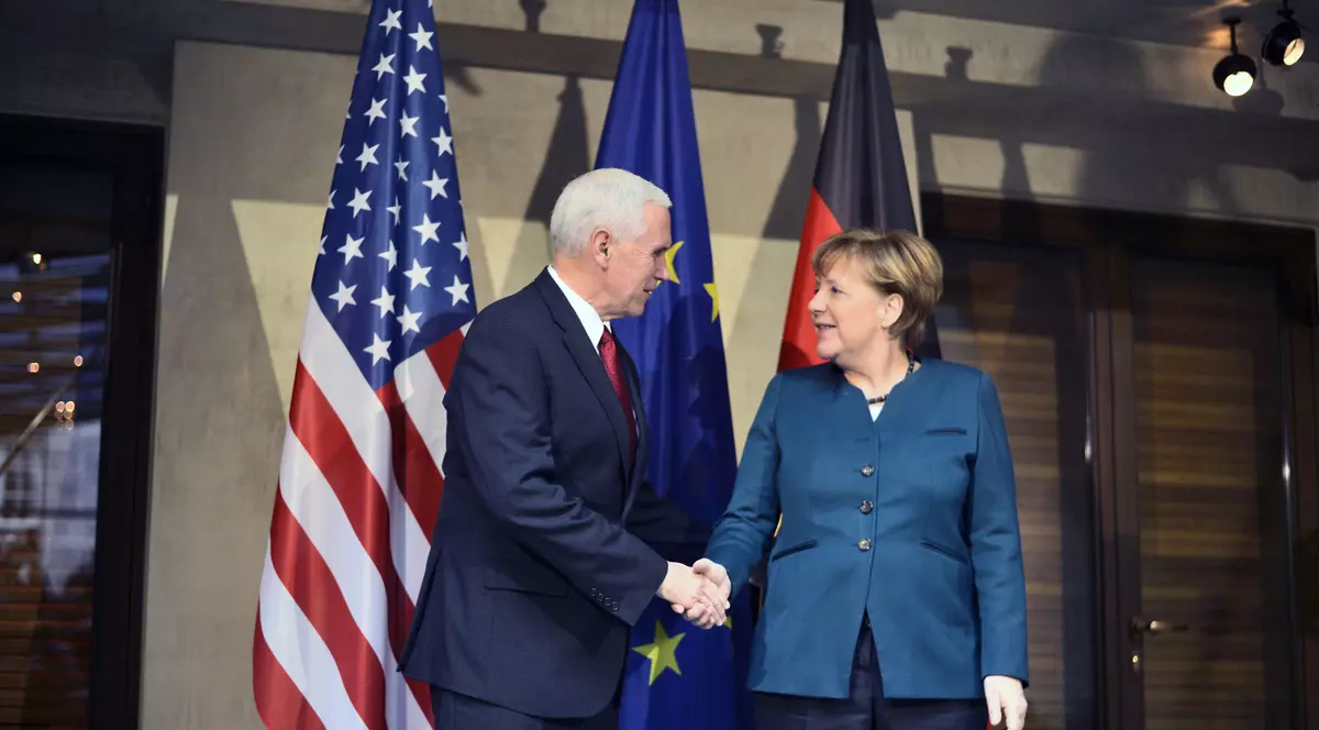 Mike Pence și Angela Merkel, la Conferinta de securitate de la Munchen