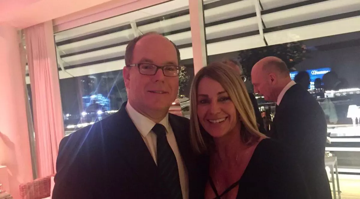 Nadia Comăneci într-o ținută curajoasă. Aici, cu Printul Albert de Monaco
