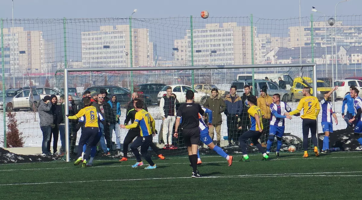 Petrolul din liga a patra a învins Brăila! Meciul s-a jucat într-un parc!