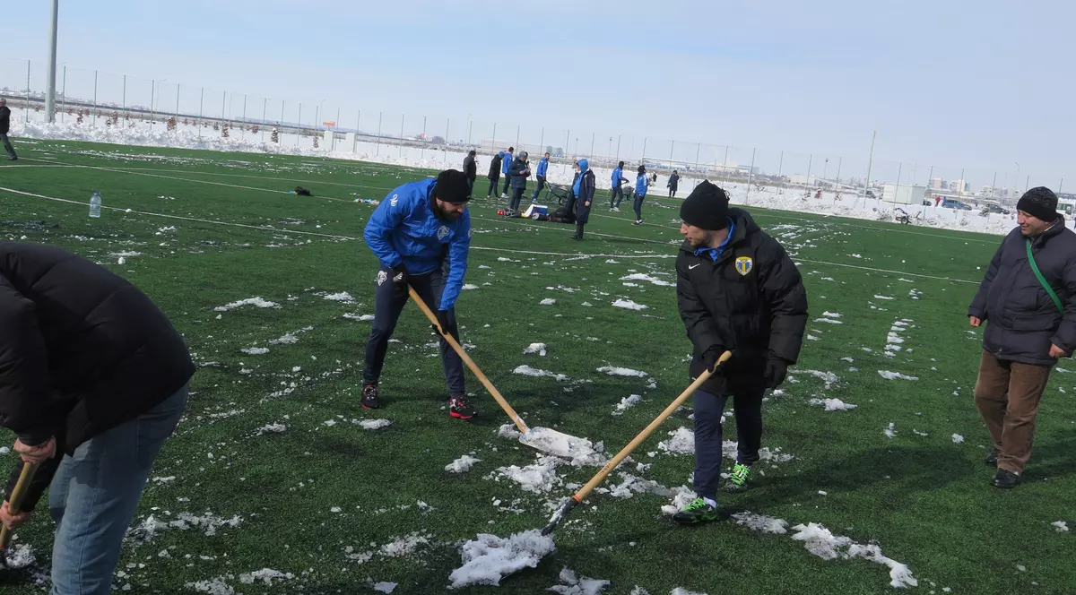 Meci cu peripeții pentru Petrolul! Jucătorii au dat la zăpadă, adversarii de la Slobozia - blocați de accidentul de pe centura Ploieștiului