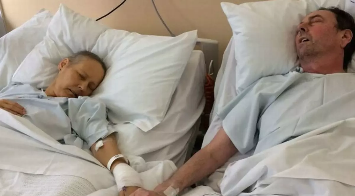 Fotografia care a sfâșiat inimi: Părinți bolnavi de cancer în fază terminală se țin de mână pe patul de spital. Mesajul copiilor lor