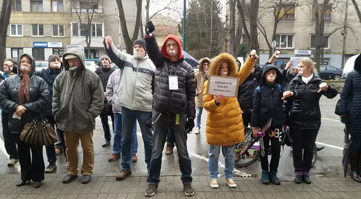 Protest la Timișoara, în pauza de masă. Oamenii și-au lipit benzi pe gură