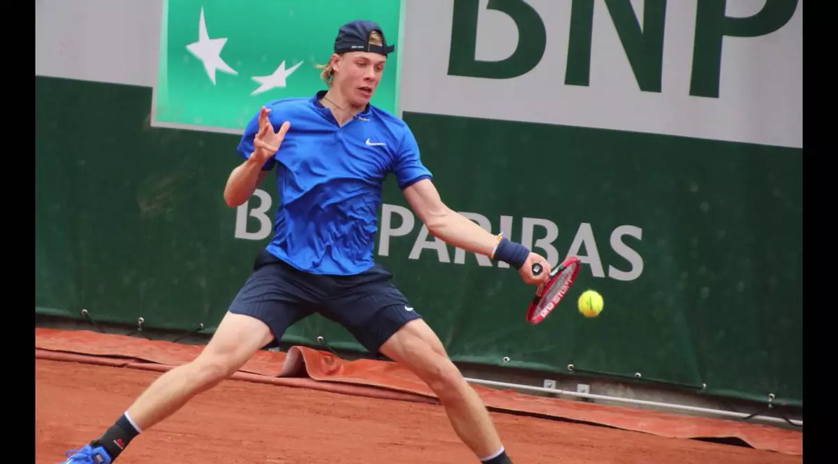 Un jucător canadian l-a lovit pe arbitru cu mingea de tenis și a fost descalificat