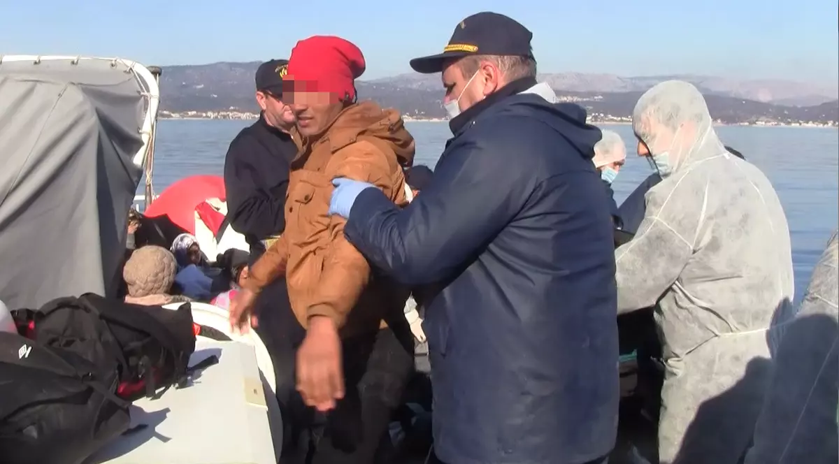 Sute de bărbați, femei și copii au fost salvați de la înec