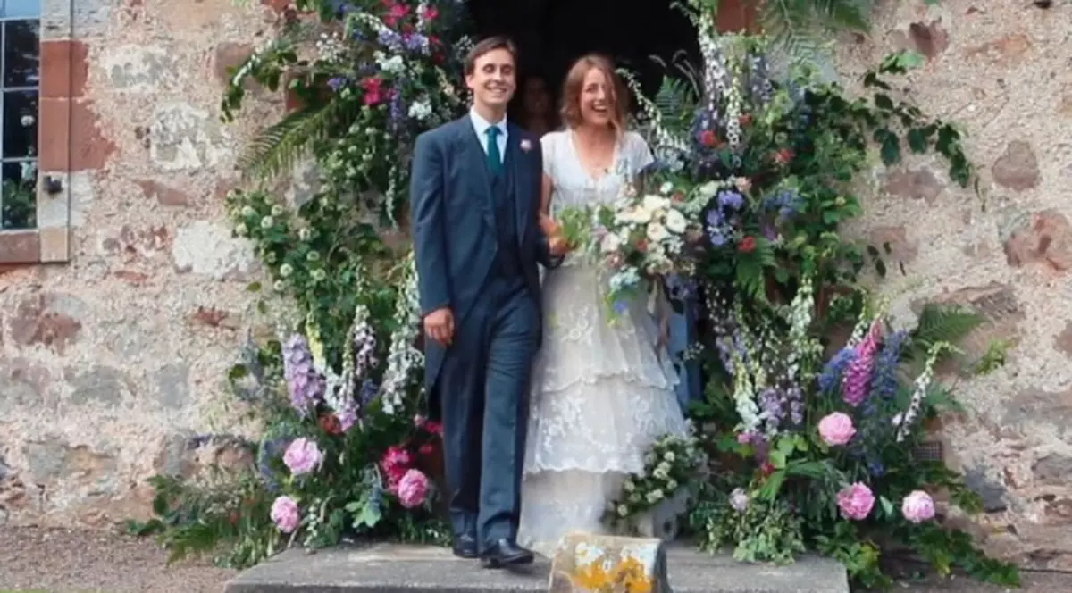 O tânără care și-a pierdut rochia de mireasă aflată în familia ei de 150 de ani a lansat un apel emoționat