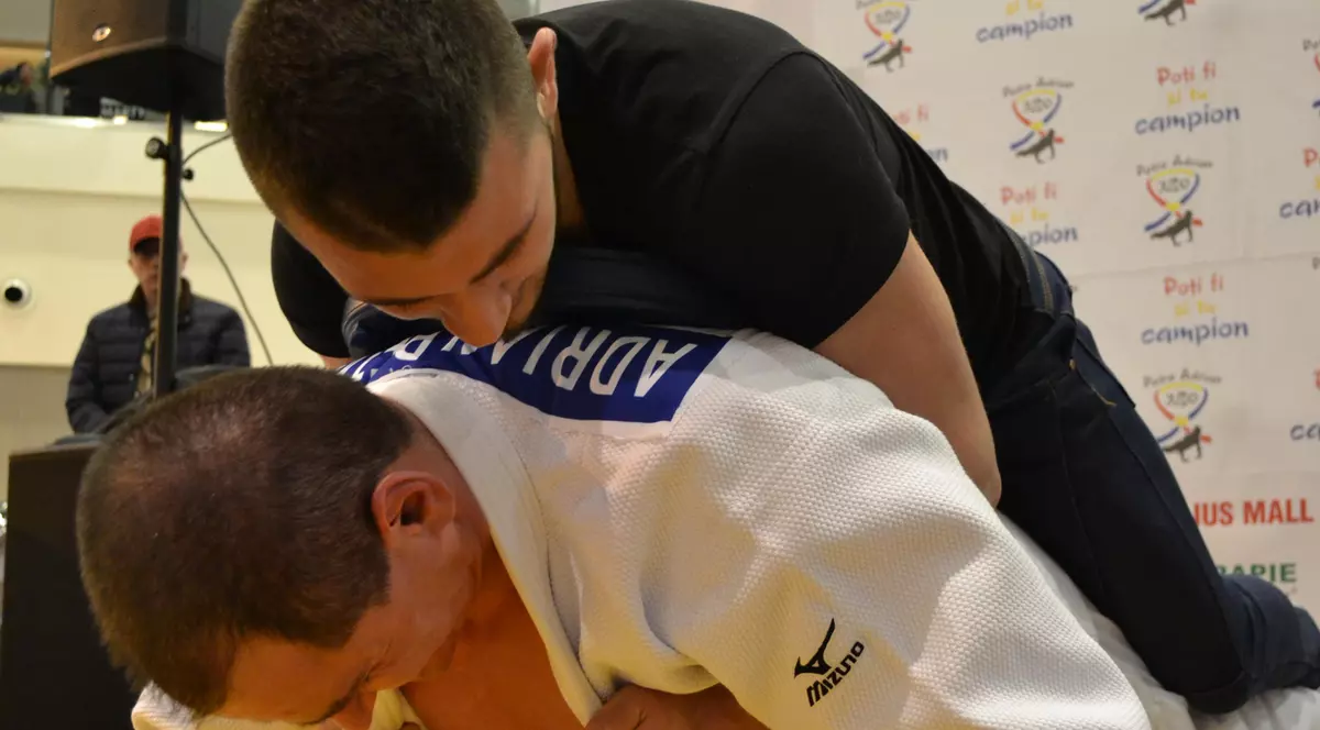 Un jandarm din Cluj a făcut flotări pe dosul palmelor cu aproape 90 de kilograme în spate. Adrian Petre a doborât un nou record