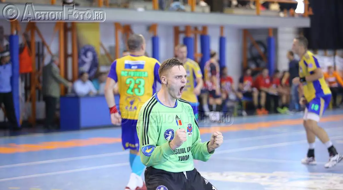 Sferturile Cupei României la handbal masculin: Potaissa Turda și CSM București sunt în semifinale. Miercuri se joacă Dinamo - Steaua. În imaginea Action Foto, Adrian Tenghea, portarul Turdei.