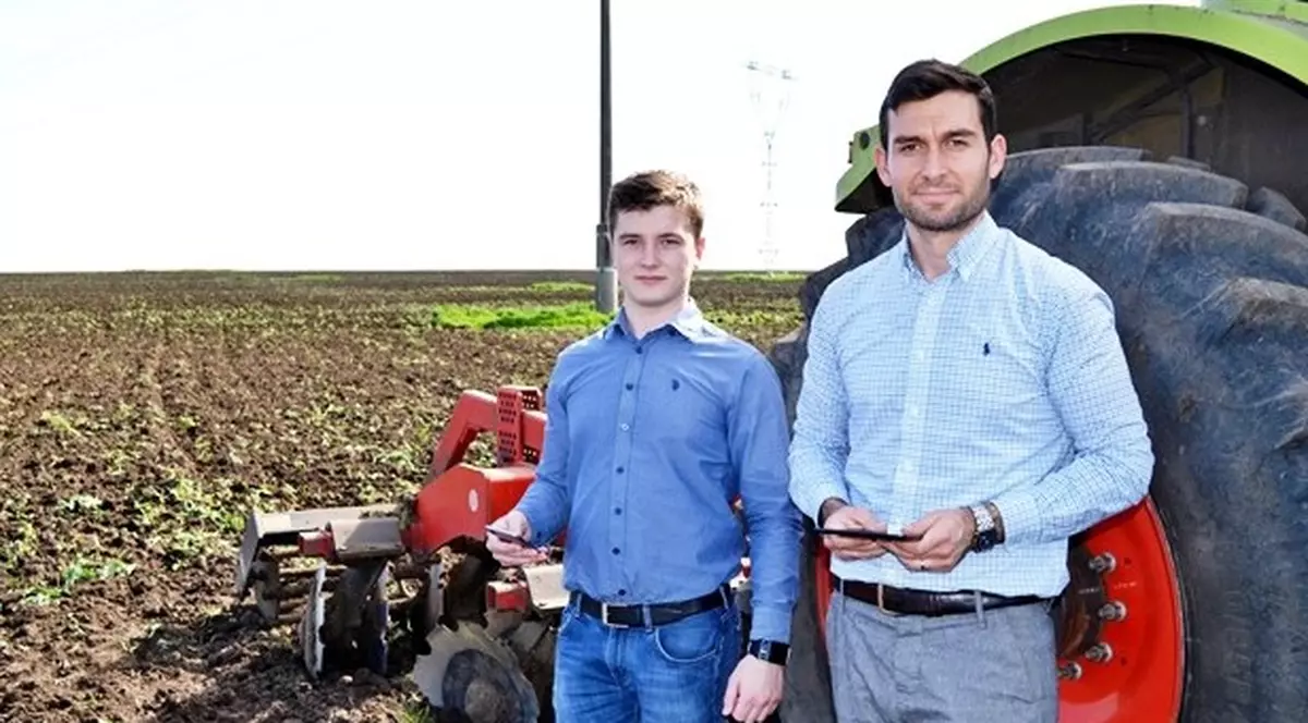 Doi olteni vor să cucerească lumea cu o aplicaţie pentru agricultură