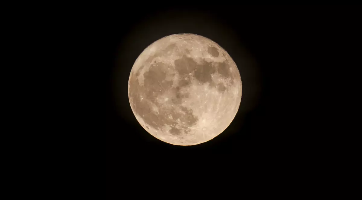 Doi turisti vor călători în jurul lunii, anul viitor