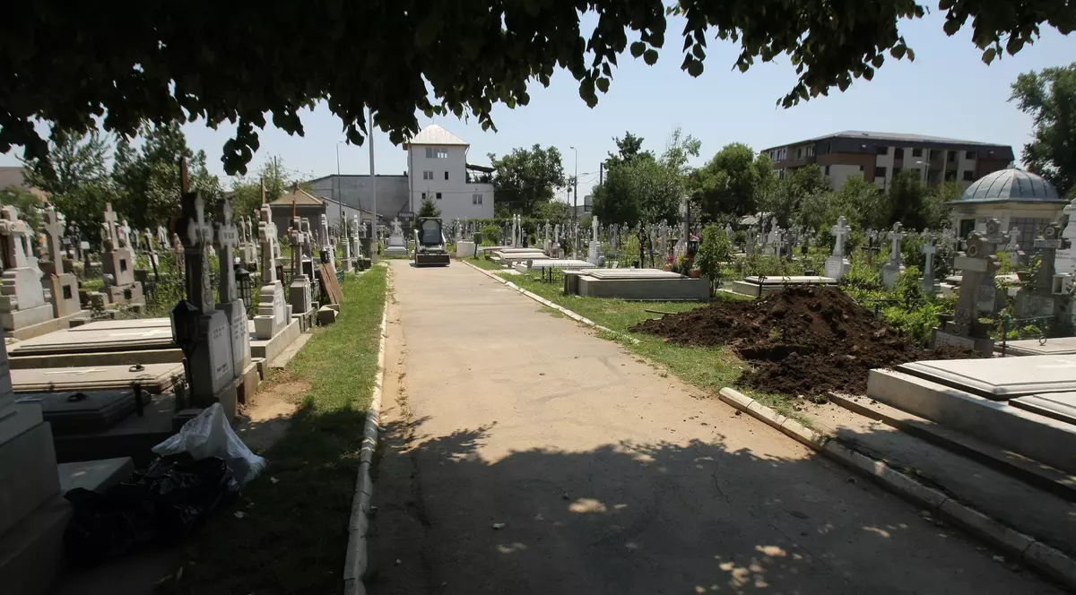 Mărturie în cazul mortului dat să fie îngropat din greșeală unei alte familii. Medicul legist: “Am găsit frigiderul gol, iar pe masă, persoana pe care deja o autopsiasem joi”