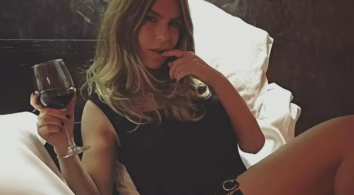 O nouă fotografie sexy cu Corina Bud face furori pe rețeaua de socializare. Ce se vede prin crăpătura cămășii