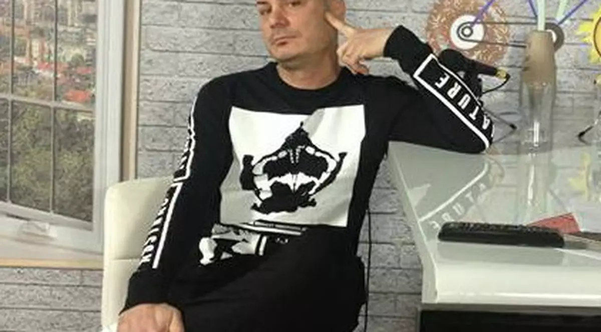 Cel ce a făcut istorie cu trupa t-Short, Cosmin Murea devine ”Bărbatul în Negru” la TV