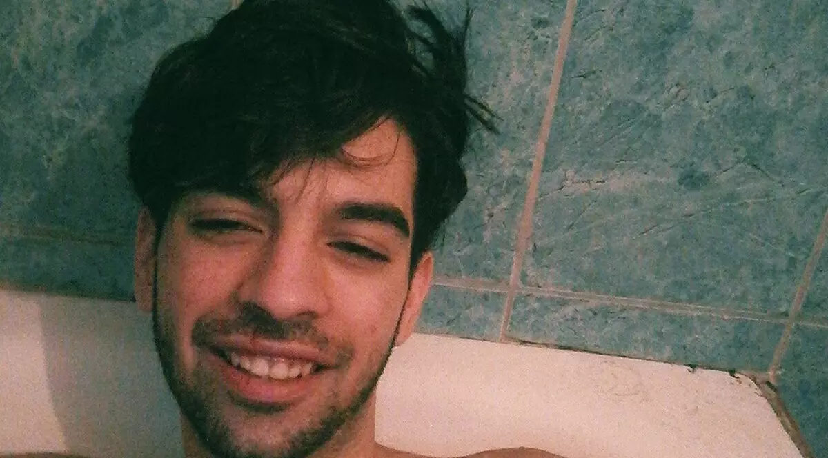 David Pușcaș s-a fotografiat dezbrăcat în cadă